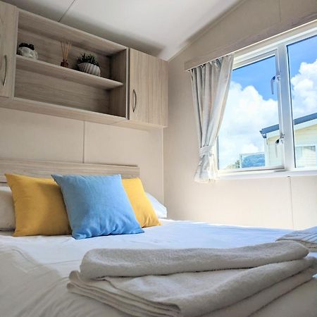 Large 4 Person Couples And Family Caravan In Newquay Bay Resort Dış mekan fotoğraf
