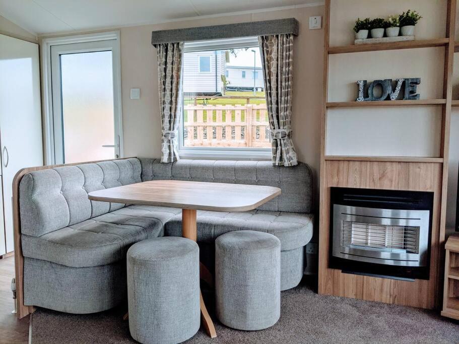 Large 4 Person Couples And Family Caravan In Newquay Bay Resort Dış mekan fotoğraf